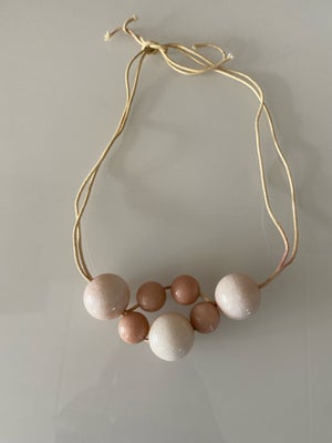 Halskæde, plast, Halskæde med store perler i beige og lysebrune farver, i hård plast, med snor til b