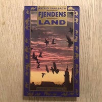 Fjendens land, Astrid Saalbach, genre: roman