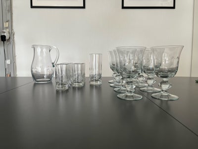 Glas, Facetslebne glas og kande med gæs, Ukendt, 8 rødvinglas med facetslebet gæs (H.15,5cm B.9,5cm)