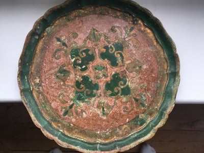 Bakke, Antik bemalet bakke af træ fra Italien

Måler 34 cm i diameter

Smukt bemalet på udskåret møn