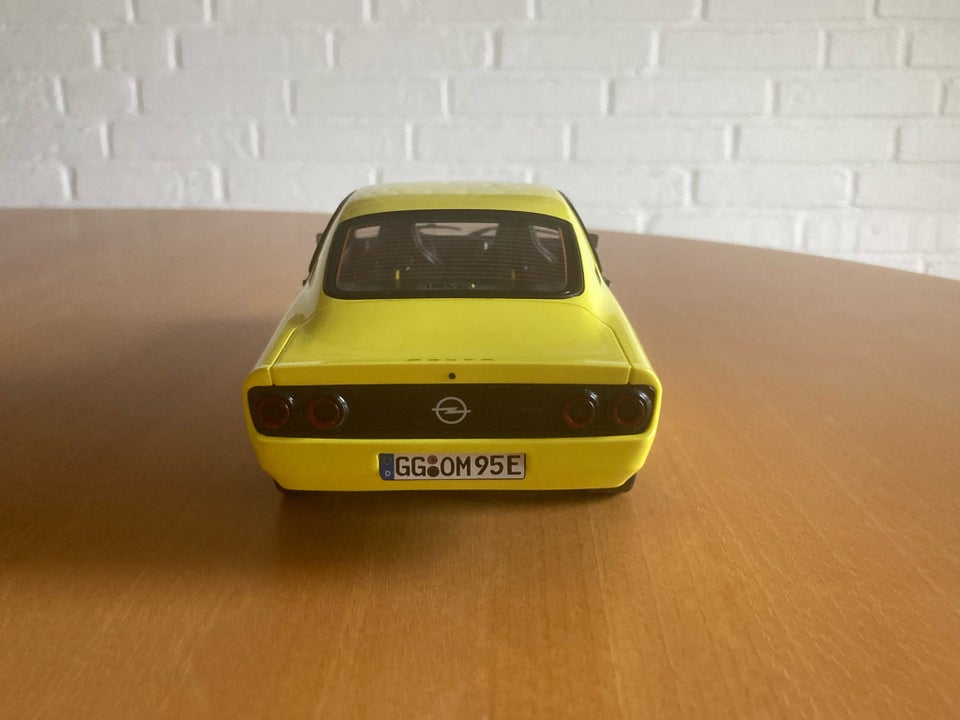 Modelbil, Opel Manta, skala 1:18