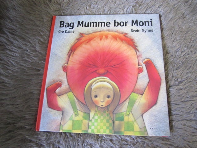 Bag Mumme bor Moni, Gro Dahle ,Svein Nyhus