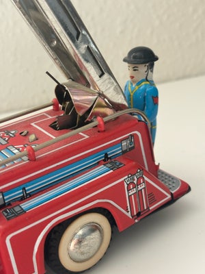 Blik legetøj, Virkelig fin blik brandbil med.
Kan køre når de der skubbes til den.
Den har så fine d