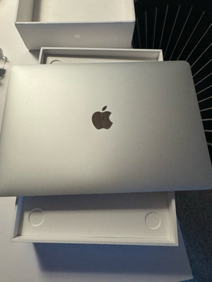 MacBook Air, 13” m Apple M1 chip, Perfekt, MacBook Air. ( købt 30.05.2023) 

Apple M1 -chip
Op til 1