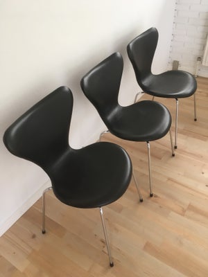 Arne Jacobsen, stol, Serie 3107, 3 stk Arne Jakobsen syver stole fuldpolstret med sort læder
Perfekt