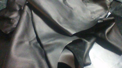 Skind, Læder, 4 kg læderrester i store flotte stykker i sort læder. forsendelse til nærmeste postbut
