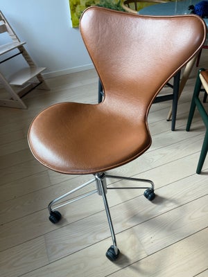 Arne Jacobsen, Syveren, Kontorstol, Original 7er skal (sort) med god/stabil ryg. Eftermonteret med u