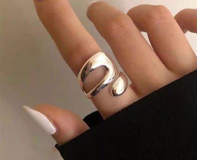 Ring, Elegant og feminin justerbar ring sælges. Den fåes i sølvlook og ringen er ny.