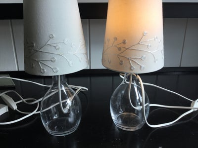 Lampe, Ikea Brån, Samlet salg
To bordlamper i glas med hvid skærm
32 cm høj med skærmen
Komplet med 