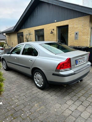 Volvo S60, 2,4 140, Benzin, 4x4, 2003, km 201000, sølvmetal, træk, nysynet, klimaanlæg, aircondition