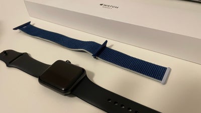 Smartwatch, Apple, Apple Watch Series 3 (43mm), med en ekstra rem, original æske og oplader, er i pe