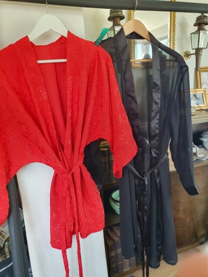 Kimono, morgenkåbe, Shirley, str. one size,  sort. rød,  Næsten som ny, 

1.   Shirley. rød. One siz