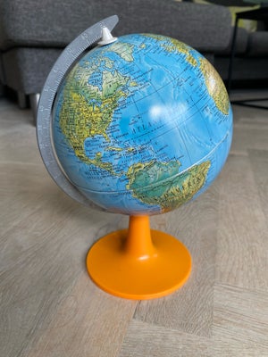 Globus, Globus på fod
Ca 15 cm i diameter - højde ca 25 cm
Ca fra 80’erne - fin stand