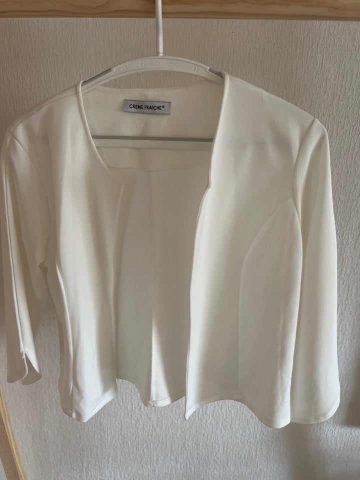 Bolero, str. 44, Creme fraiche