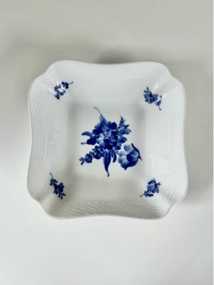 Porcelæn, Skål, Royal Copenhagen, Blå blomst flettet.
Kartoffelskål 10/8063
Måler 21*21 cm
2. Sorter