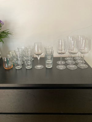 Glas, Glas, Rosendahl: 6 rødvinsglas, 2 hvidvinsglas, 2 champagneglas, 4 vandglas. 
Poul Pava: 6 van