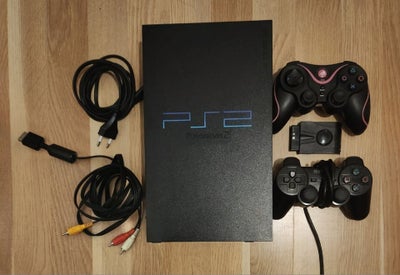 Playstation 2, PS2, Den kommer komplet med indbygget strømforsyning, video kabel, 2 controllere.

De