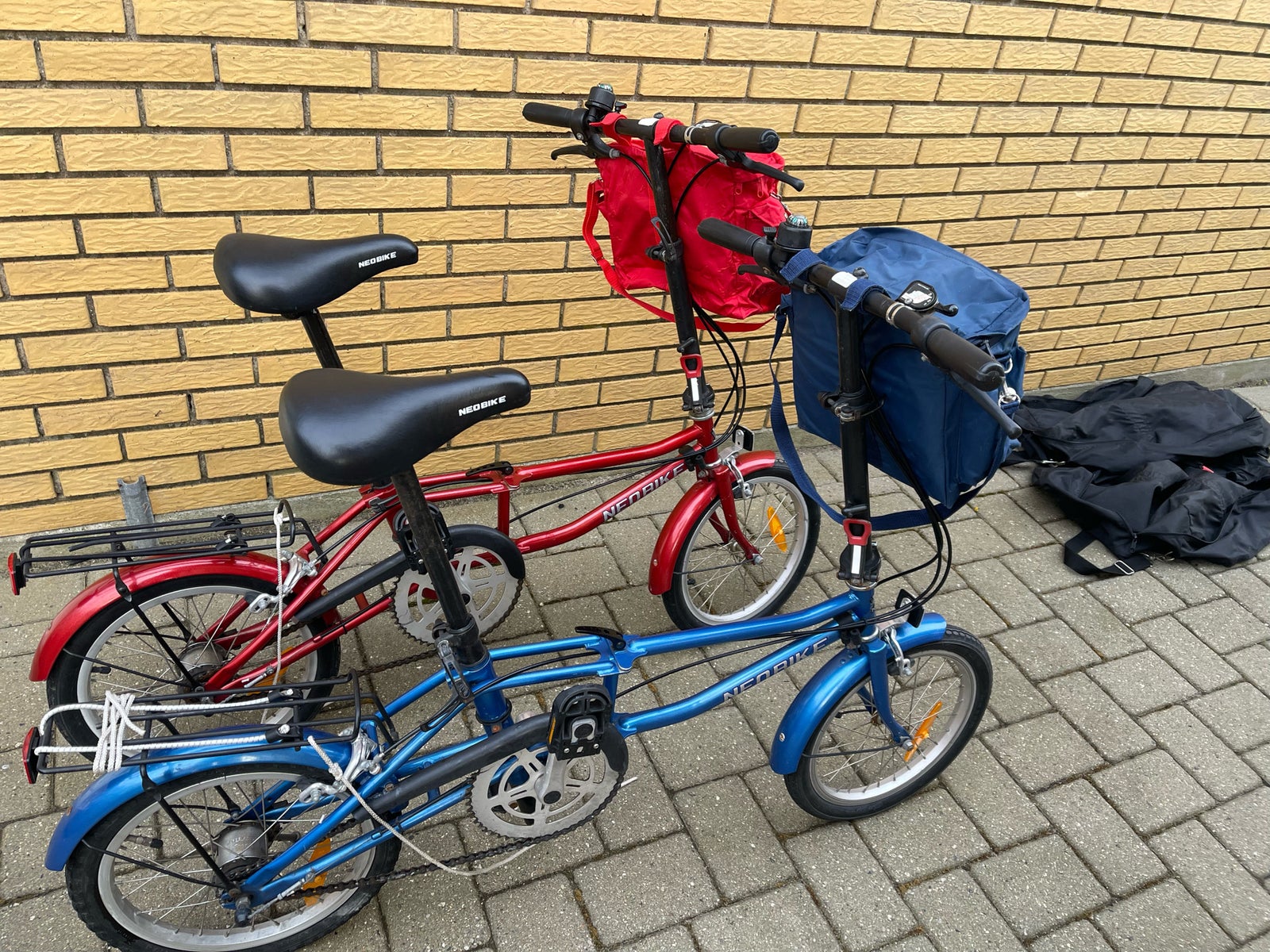 2 stk Neo Bike mini cykler en rød og en blå med...