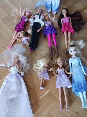 Barbie, Barbiefamilien, Næsten nye Barbiedukker med flot tøj på inklusiv Bryllupskjole og Ken er i s