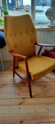Lænestol, træ, Design lænestol Kurt Olsen model 245.
Teaktræ og i originalt karry gul uld stof.
Frem