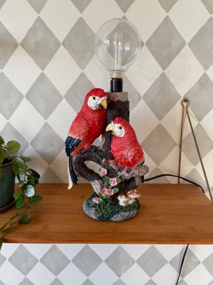 Lampe, Skøn kitsch bordlampe med papegøjer og halløj. Rigtig god stand, uden skader eller afslag. 
M
