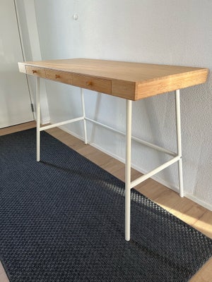 Skrivebord, IKEA , b: 102 d: 49 h: 74, Lillåsen skrivebord fra Ikea, i bambus.
Som nyt.