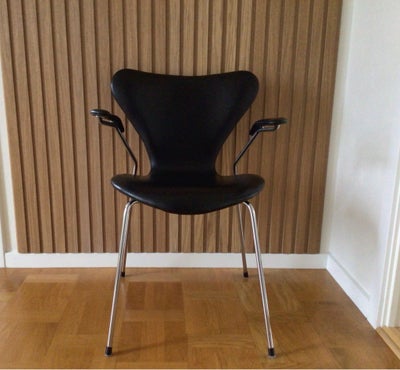 Arne Jacobsen, Syveren med armlæn, Spisebordsstol, Arne Jacobsen “Syveren” med armlæn fremstillet ho