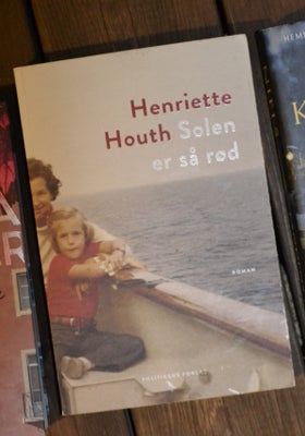 Solen er så rød, Henriette Houth, genre: roman, Politikens Forlag, 2021.

Format:
Hæftet

Stand:
God