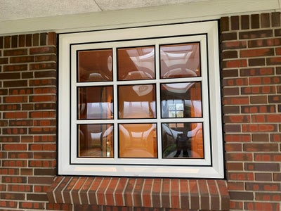 Bondehusvindue, plast, b: 130 h: 120, Vindue delt i 9 glas. Hvid plast ramme, termoglas, glassene er