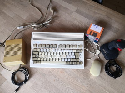 Commodore, arkademaskine, Amiga 600 1 Mbram
Komplet sæt.
Amiga er Dansk solgt fra ny.
QuickShot Joys