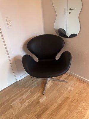 Arne Jacobsen, Svanen , 3320, Arne Jacobsen svanen. 

Ny polstret i sort elegance læder. 
Nyere dato