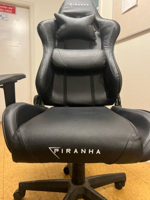 Pirahna Gamerstol - kun brugt få gange!, Før pris: 1299kr
Intet gaming set-up er komplet uden den he