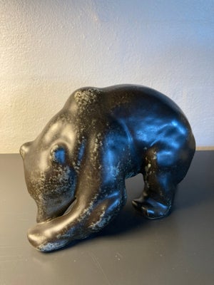Keramikfigur, Johgus, Keramik, Bornholm.
Stor bjørn, model nr. 111. Pris 250 kr.
Liggende kalv, mode