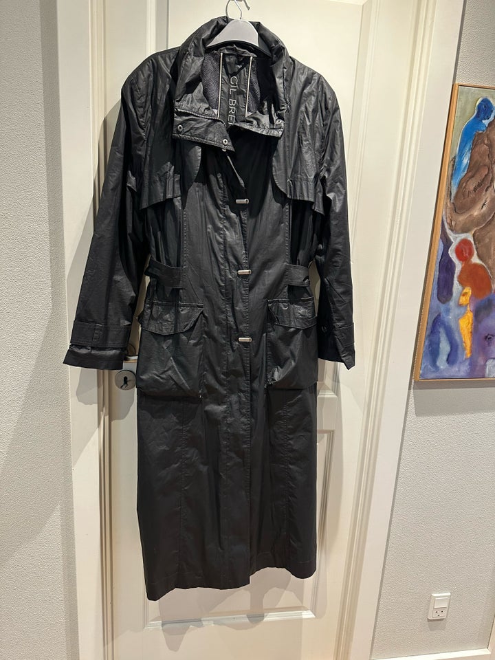 Trenchcoat, str. 44, GIL BRET