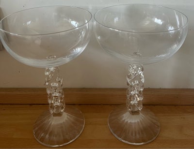 Glas, Champagneglas, 2 store flotte champagneglas med 2000 på stilken, de er i pæn stand
