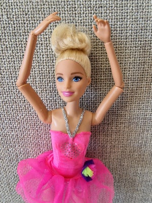 Barbie, Ballerina Barbie, Flot ballerina med opsat hår og bevægelige led, som stadig føles som nye. 