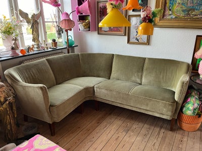 Sofa, Meget fin lille hjørne sofa, fra tiden med banan sofaer tro jeg. 
Den har en skjold på bagside