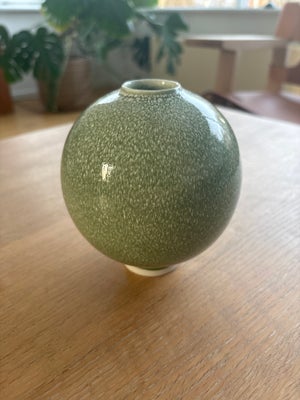 Vase, Kuglevase, K, Udgået vase fra Kähler. Model Unico
Flot stand. Mosgrøn glasur.
Ø11 cm, højde 12