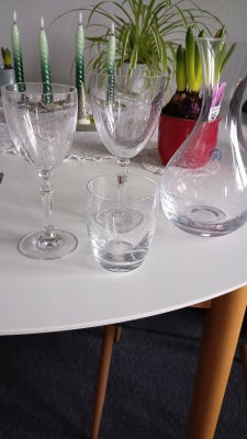 Glas, Vinglas, vandglas, karaffel, Lyngby glas, Har 12 hvidvin, 12 rødvin, 12 vandglas og 2 karafler