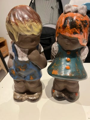 Dreng og pige i keramik, Sødt par i keramik, de er 23 cm høje, helt uden afslag.
Sælges samlet for k