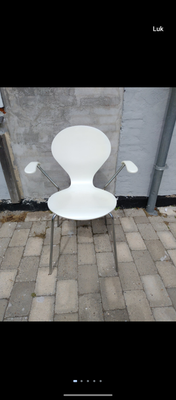 Spisebordsstol, Træ, Danerka, Hej har dette smukke stol med armlæn mærket danerka i hvid