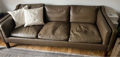 Sofagruppe, læder, 3 pers., Velholdt sofagruppe i blødt brunt læder.
3 pers B 200, H 60, D 78
2 pers