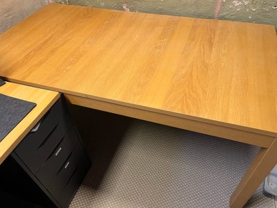 Spisebord, Ikea, Bjursta

Med 2 indlægsplader

Lidt fugtskader.

Bortgives