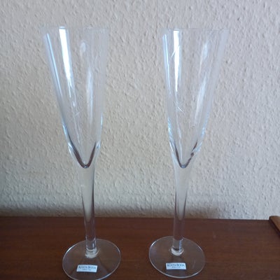 Glas, Line champagneglas, Kosta Boda, To champagneglas i serien Line fra Kosta Boda.
Højde: 24 cm
Gl
