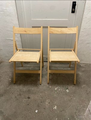 Klapstole, 2 nyere klapstole i lyst træ. Siddehøjde 44 cm 
Pris er pr stk. 