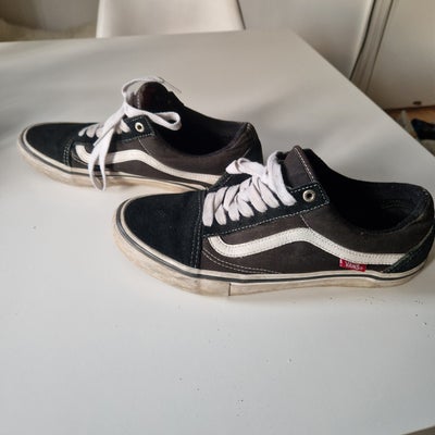 Sneakers, Vans, str. 42,  Sort,  God men brugt, Vans - skatersko.
Den ene sko har et lille sted med 