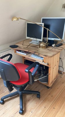 Skrive-/computerbord, Pc bord og kontorstol, fyrtræ, byd, står i Ribe 