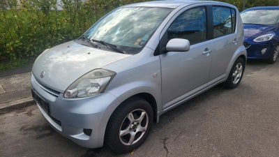 Daihatsu Sirion 2, 1,0 Premium, Benzin, 2009, sølvmetal, træk, nysynet, ABS, airbag, 5-dørs, central