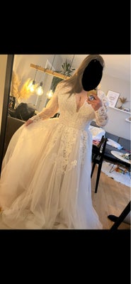 Brudekjole, str. 50, Ubrugt, Helt ny brudekjole sælges. KUN PRØVET PÅ!!!
Speciel kjole som der kun f