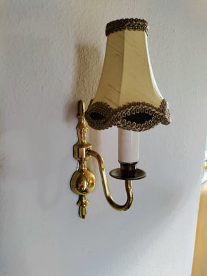 Væglampe, 2 små vintage væglamper.
Velholdte fine lamper dog skal der tilsættes ledninger som er ble